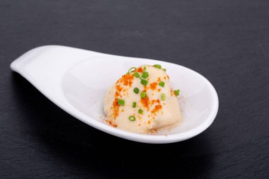 Yemek servisi için, bayramlar için, törenler için, restoranlar için, menüler için balık ve et kanatları