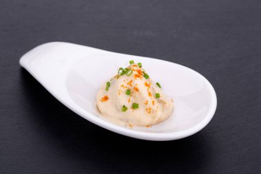 Yemek servisi için, bayramlar için, törenler için, restoranlar için, menüler için balık ve et kanatları