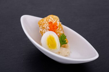 Yemek servisi için, bayramlar için, törenler için, restoranlar için, menüler için balık ve et kanatları