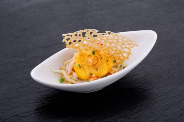 Yemek servisi için, bayramlar için, törenler için, restoranlar için, menüler için balık ve et kanatları