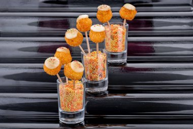 Yemek servisi için, bayramlar için, törenler için, restoranlar için, menüler için balık ve et kanatları