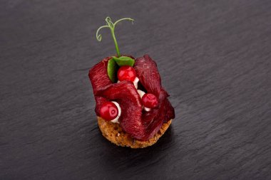 Yemek servisi için, bayramlar için, törenler için, restoranlar için, menüler için balık ve et kanatları