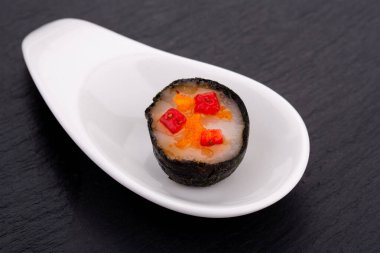 Yemek servisi için, bayramlar için, törenler için, restoranlar için, menüler için balık ve et kanatları