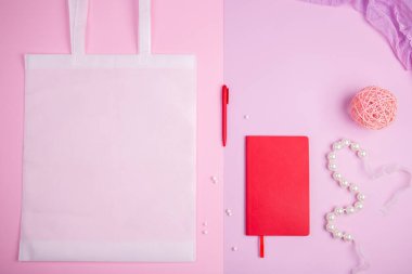 Moskova, Rusya - 01 / 6 / 2020: Fincanlar, defterler, eşarplar, mutfak aletleri, spor ve seyahat için hediye seti