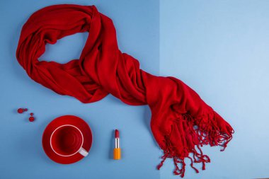 Moskova, Rusya - 01 / 6 / 2020: Fincanlar, defterler, eşarplar, mutfak aletleri, spor ve seyahat için hediye seti