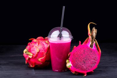 Taze sıkılmış meyve suyu. Taze pitahaya 'dan. Plastik bardakta.