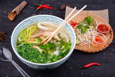 Haşlanmış tavuk ve doğranmış sebzeli Wok noodle çorbası.