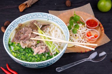 Erişte çorbası, sığır eti ve sebzeli domuz eti.