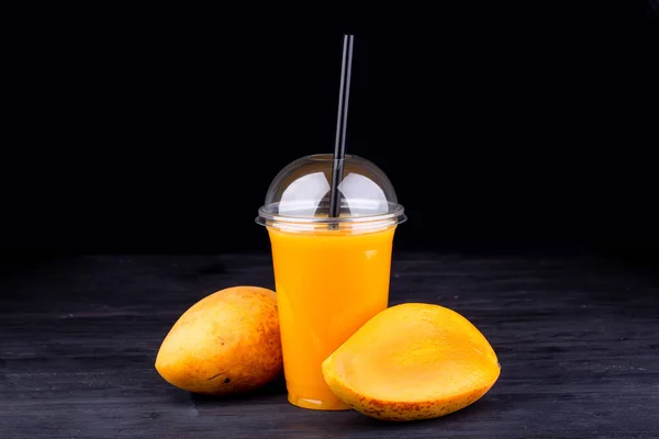 Jugo Recién Exprimido Mango Fresco Taza Plástico Con Tubo —  Fotos de Stock