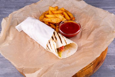 Sebzeli rulo, lavaşlı et, patates kızartması ve ketçaplı patates.