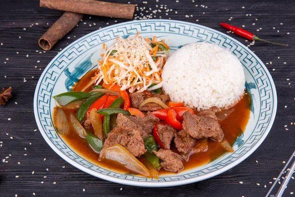 Guiso Carne Con Salsa Verduras Pimiento Servido Con Arroz Hervido —  Fotos de Stock