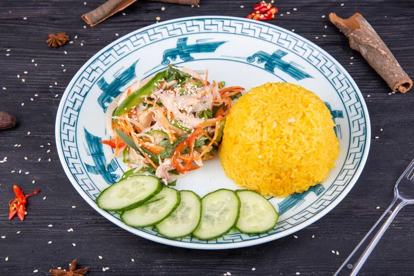 Arroz Hervido Servido Con Verduras Frescas Pepinos Frescos Granos Sésamo —  Fotos de Stock