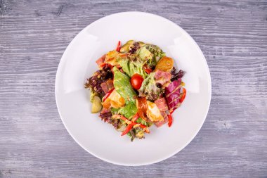 Pastırmalı salata, turşu, vişneli domates, tatlı biber ve hardal sosu.