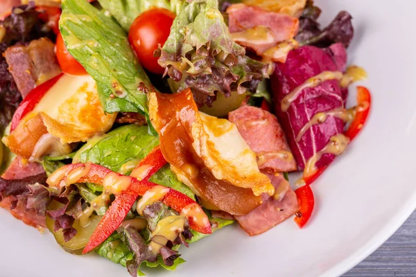 Salad Bacon Pickles Cherry Tomatoes Sweet Pepper Mustard Sauce — Stock Photo, Image