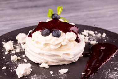 Tatlı Pavlova kremalı, kremalı, böğürtlenli ve reçelli.