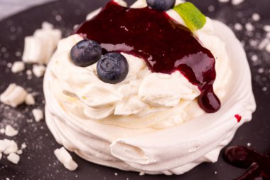 Tatlı Pavlova kremalı, kremalı, böğürtlenli ve reçelli.