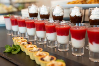 Kremalı tatlılar ve fındıklı tartaletler.