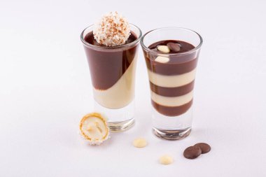 İki çikolatalı, raphaelo şekerli ve beyaz çikolatalı.