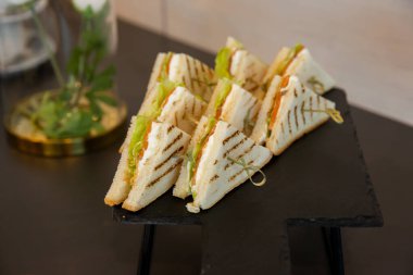 Beyaz ekmek sandviçi, marul yapraklı tost ve hafif tuzlu sebzeli semga.