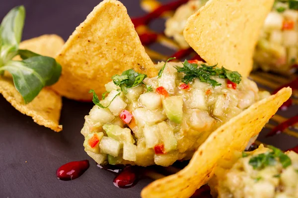 Guacamole Com Abacate Verduras Picadas Servido Com Batatas Fritas Ketchup — Fotografia de Stock