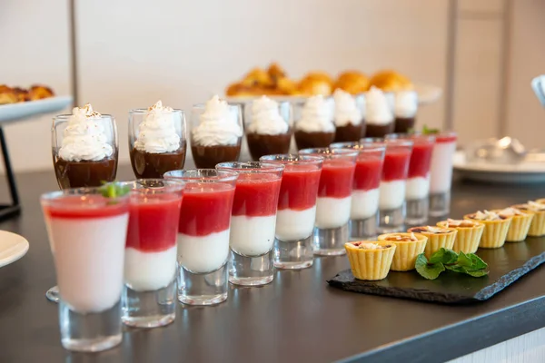 Assisterande Desserter Shots Med Grädde Och Tartaletter Med Nötter — Stockfoto