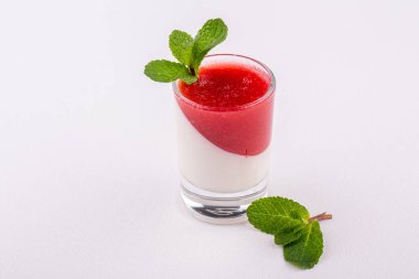 Kremalı ahududu tatlısı, nane yaprağı ile servis edilir.