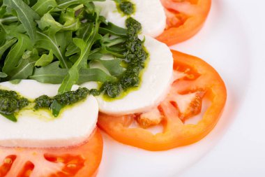 Domates, yeşillik ve soslu Mozzarella peyniri.