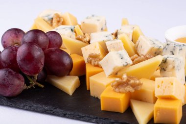 Kırmızı üzümlü peynir tabağı, bal ve ceviz