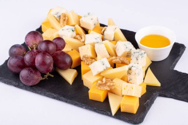 Kırmızı üzümlü peynir tabağı, bal ve ceviz