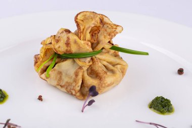 Mantarla doldurulmuş krep, porsiyon şeklinde taze soğan.