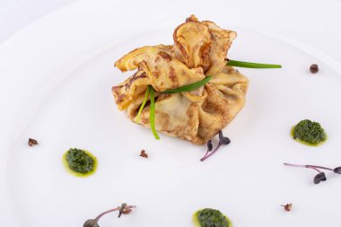 Mantarla doldurulmuş krep, porsiyon şeklinde taze soğan.