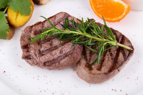 Grilovaný Steak Podávaný Brambory Omáčkou Černého Rybízu — Stock fotografie