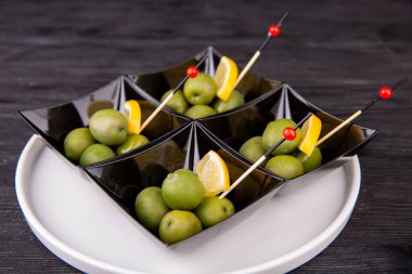 Yeşil zeytin, büyük boy, limonlu.