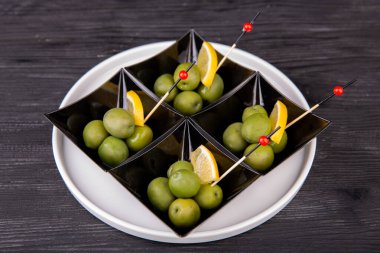 Yeşil zeytin, büyük boy, limonlu.