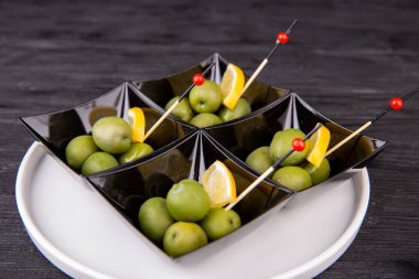 Yeşil zeytin, büyük boy, limonlu.