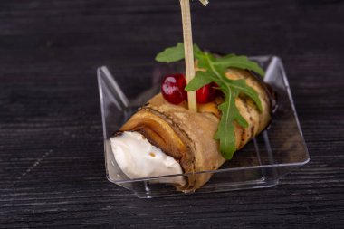 Peynirli, yeşillikli ve el bombası kemikli patlıcan kanepesi.