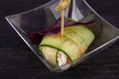 Rendelenmiş yengeç çubukları ve yeşilliklerle taze salatalık.