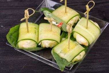 Rendelenmiş yengeç çubukları ve yeşilliklerle taze salatalık.