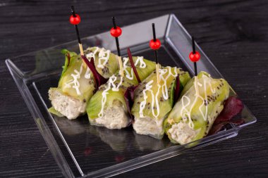 Kivi kanape, içinde peynir ve cevizle birlikte, yeşillikle servis edilir.