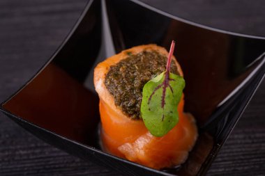 Balık ve yeşil ezmeli hafif tuzlu alabalık.