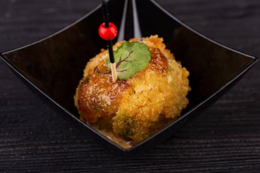 Krema soslu ekmek kırıntılı tavuk filetosu.