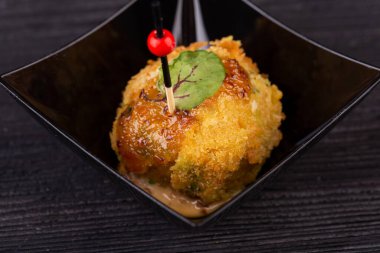 Krema soslu ekmek kırıntılı tavuk filetosu.