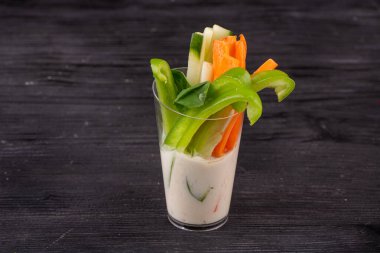 Tatlı Bulgar biberi, taze salatalık ve krema soslu havuç.