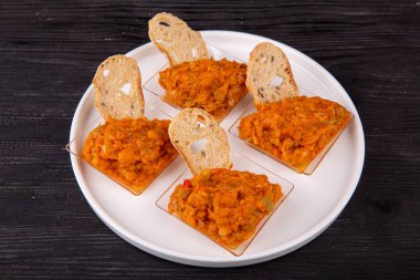 Havyar sebzeli patlıcandan yapılır, kızarmış ekmek ile servis edilir.