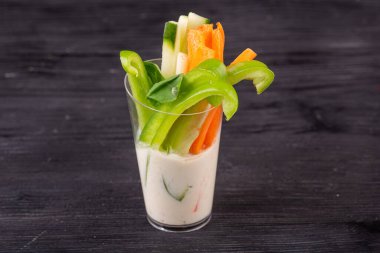 Tatlı Bulgar biberi, taze salatalık ve krema soslu havuç.