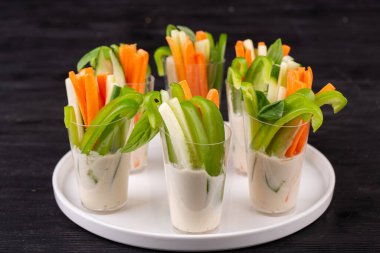 Tatlı Bulgar biberi, taze salatalık ve krema soslu havuç.