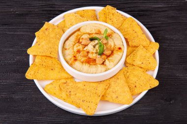 Humus fındığı, baharatlı, cips ve nane ile servis edilir.