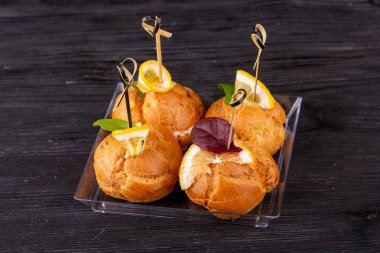 Bir parça tavuk, sığır eti ve ördekle kanepede, yeşilliklerle servis edilir.