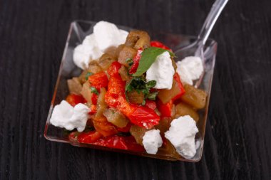 Salataları peynir, yeşillik ve sebzelerle birlikte menzile ekleyin.