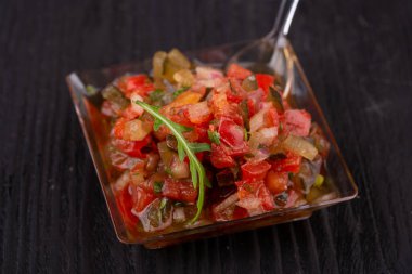 Salataları peynir, yeşillik ve sebzelerle birlikte menzile ekleyin.